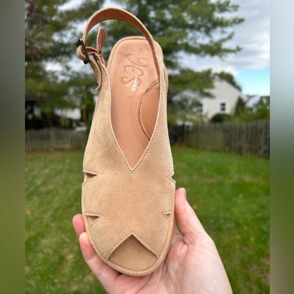 YES Brand Shoes April Peeptoe Slingback Mini Wedge Tan 40 9 - Picture 2 of 12